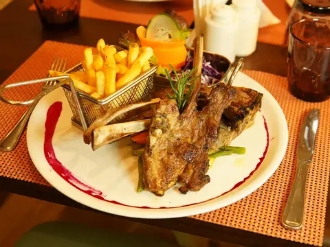 Grilled lamb chops with fries and vegetables