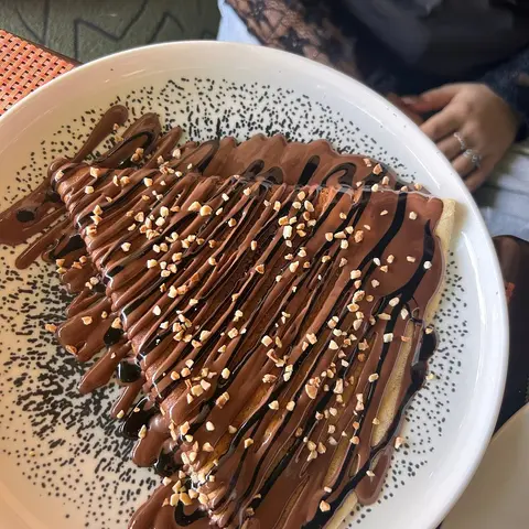 Chocolate crêpe with crunchy topping